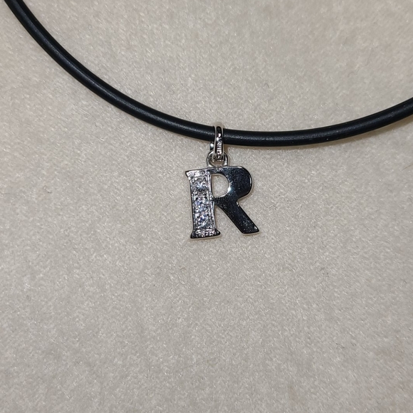 Silver "R" necklace - Picture 2 of 6